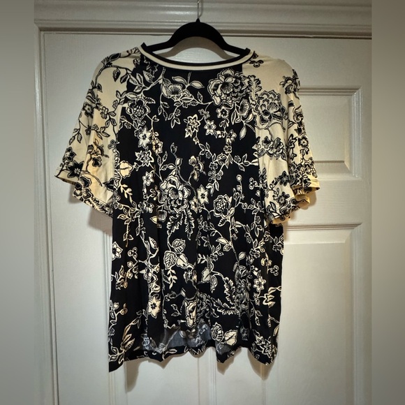 Johnny Was
The Janie Favorite Flutter-Sleeve Top NWT - Picture 6 of 9